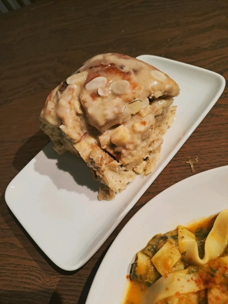 Kürbiscremesuppe mit Spinat und Nudeln
Apfel-Zimtschnecken 🐌🍎