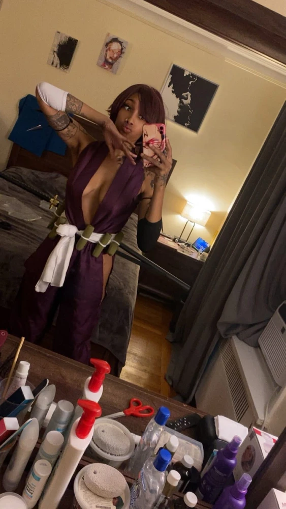 Forgot to upload but went as yuzuriha 😂🖤💜 for Halloween 🎃