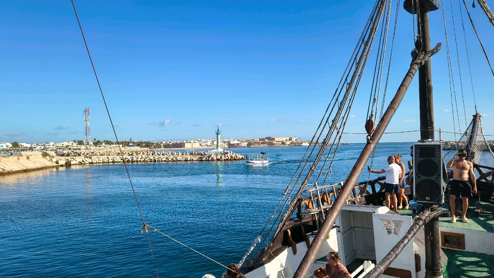 Arrr! All hands on deck!