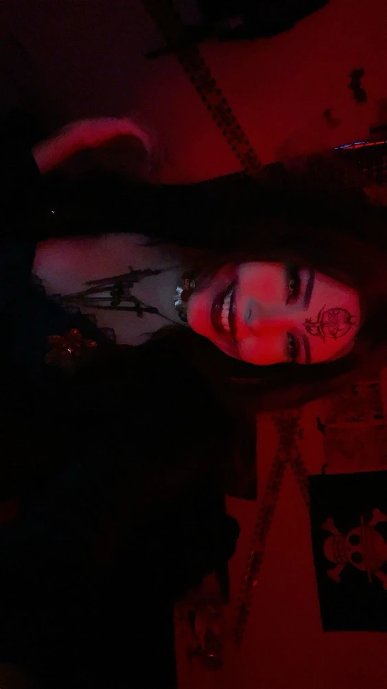 GIF tso los ntawm Ashley