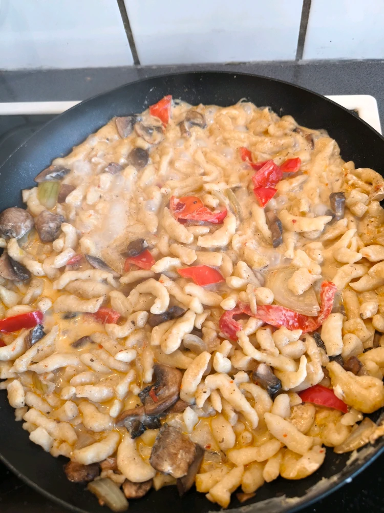 Spätzle aus Dinkel, in Pilz Paprika Frischkäse Soße.