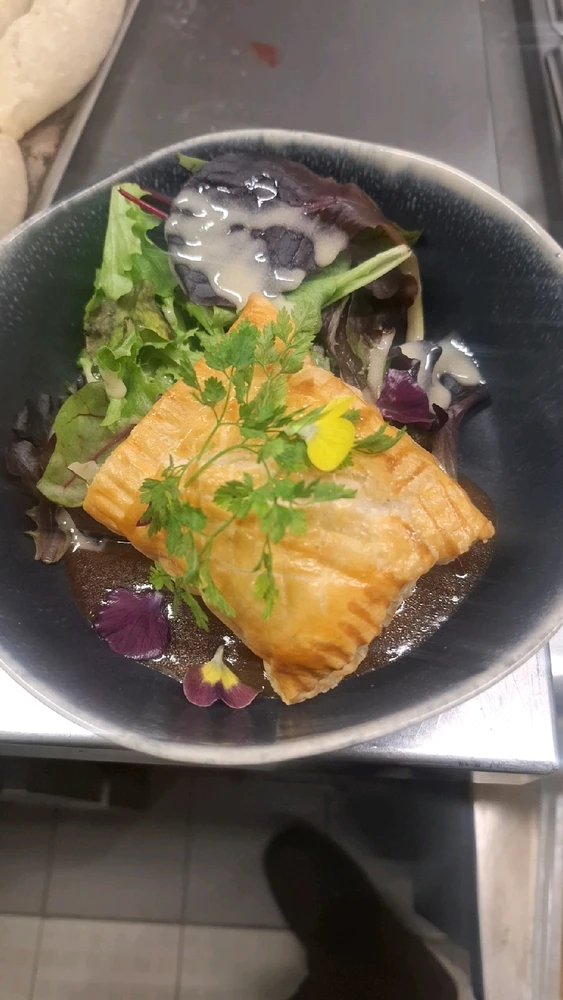 Feuilletée de volaille et shitake jus de veau au champignons vinaigrette en réductions de champignons