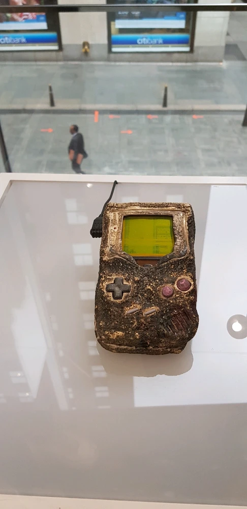 Game boy sobreviviente a un bombardeo 💣 y funciona todavía 💪