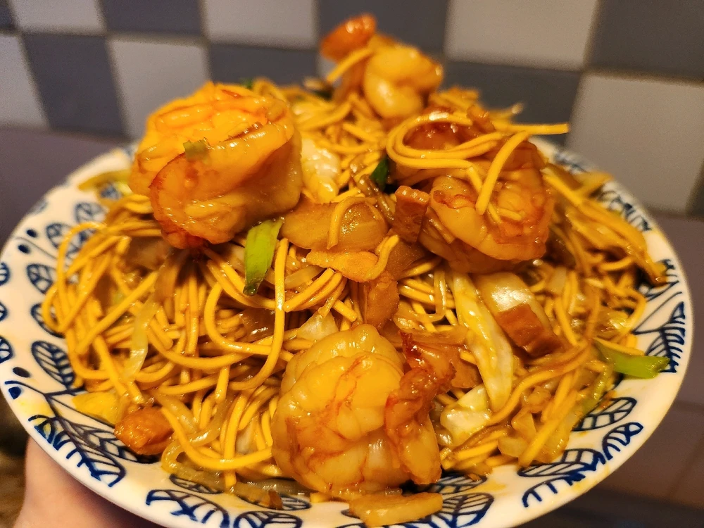 My own version of Chow
Mein / Stir Fry Egg Noodles...😋🤤
🥬🧅🥓🍤🍜