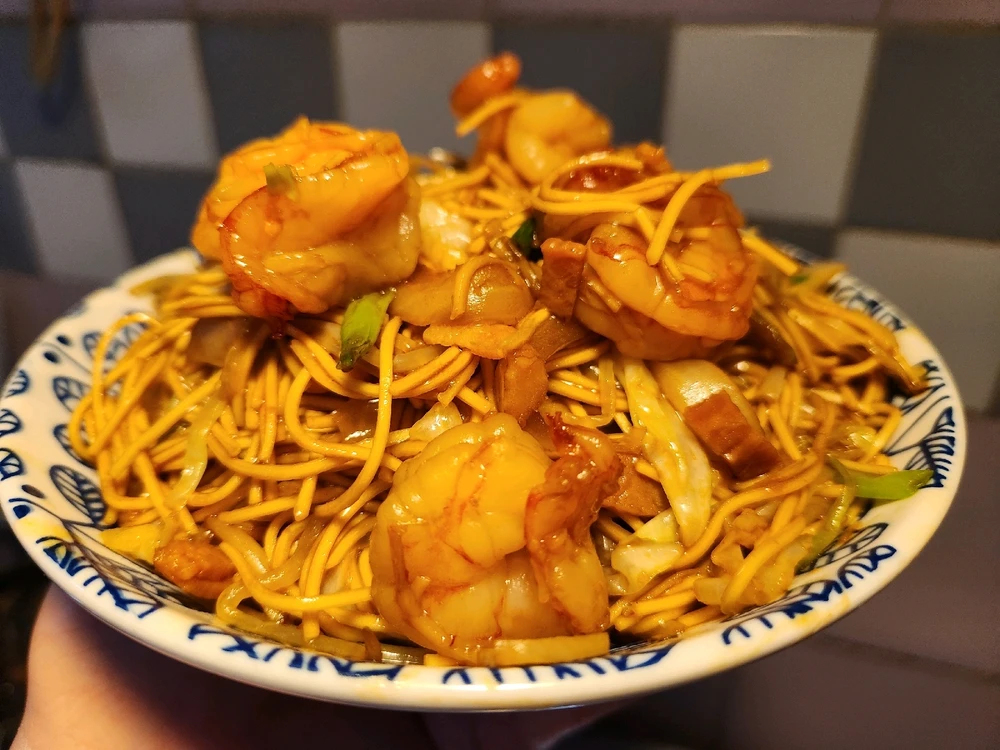 My own version of Chow
Mein / Stir Fry Egg Noodles...😋🤤
🥬🧅🥓🍤🍜