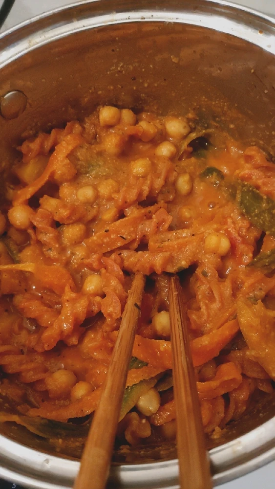 Chickpeas
Red lentil noodles
🥕🥒🍎🍅🌶️🍋🧂🥢