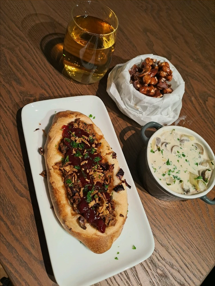 Laugenstange mit vHack und Preiselbeeren, Pilzcremesuppe, Kinderpunschnüsse und Apfelschorle