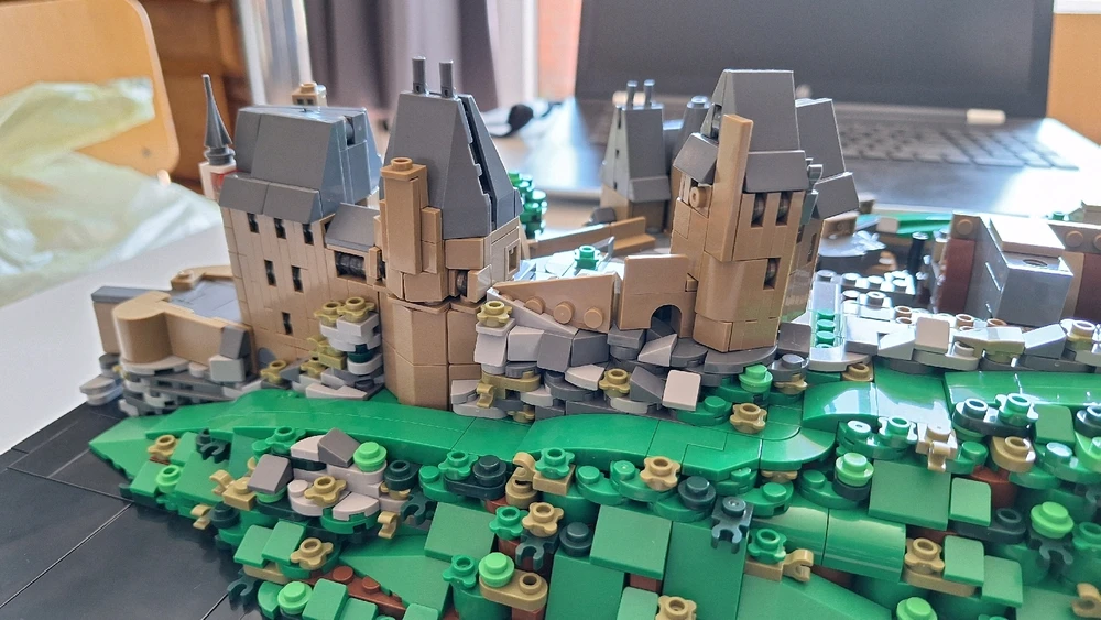 Klemmbaustein-Set Burg Eltz im Bau