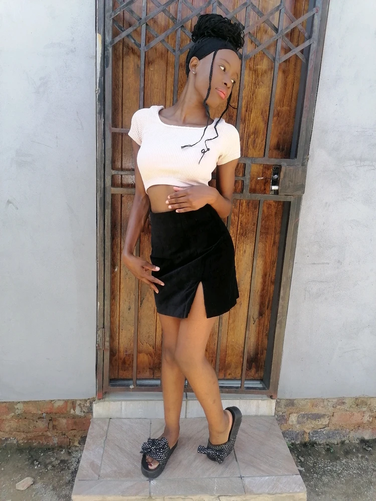 Hi I'm Nhlalo from Zimbabwe🇿🇼... living in South Africa🇿🇦... Would love to meet new people and make connections... Send me a message if you're interested...