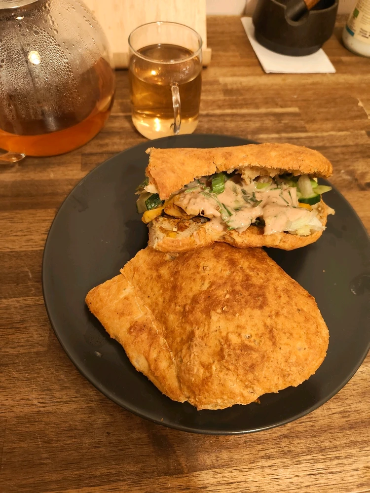 Heute selbst gemachtes Brot mit Salat von gestern und selbst gemachten Soße und Vegane Hähnchen Ersatz 🤤