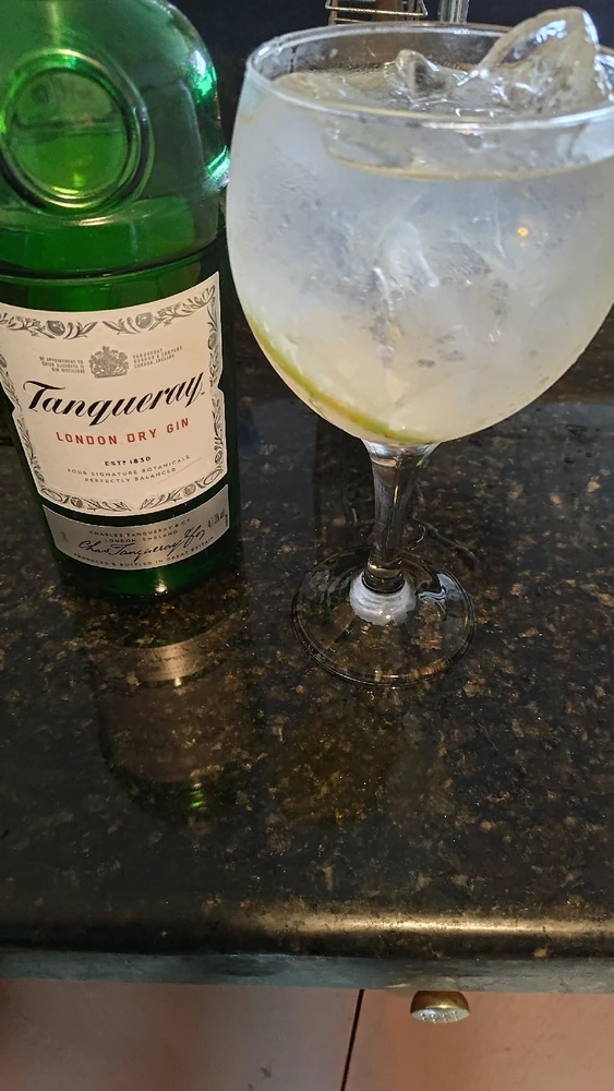 Home made BBQ ribs + Gin Tonic for a rainy Sunday football