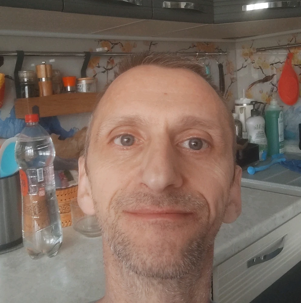 Может устроим показ слегка небритых мужчин, без фотошопа?