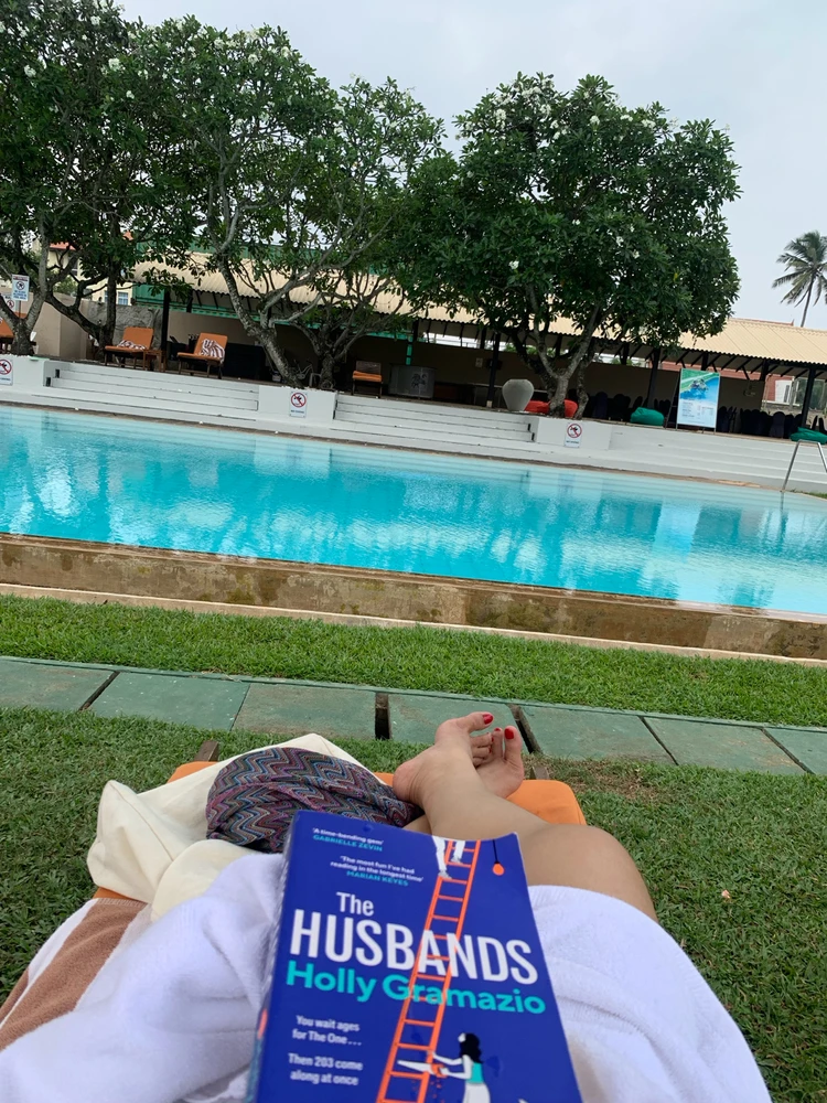 Tried to read The Husbands by the pool but the breeze won and I ended up dozing off on the lounger instead😴Nothing like a nap under fresh air and sunshine😌☀️📖