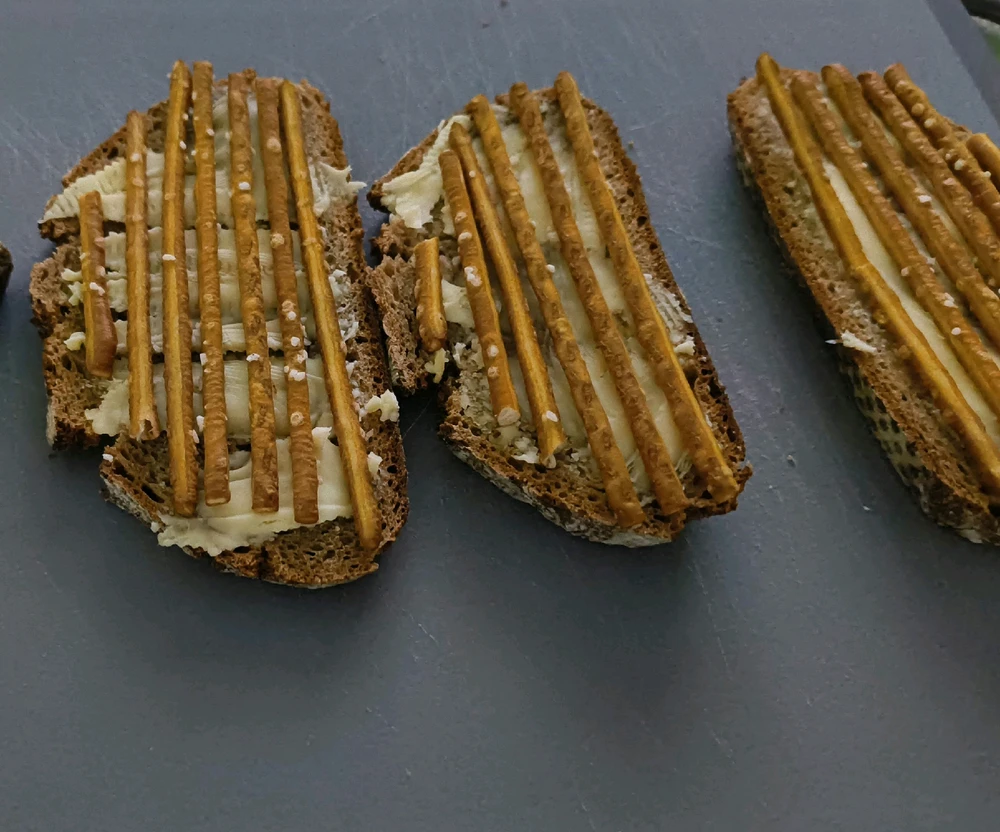 Butterbrot mit Salzstangen