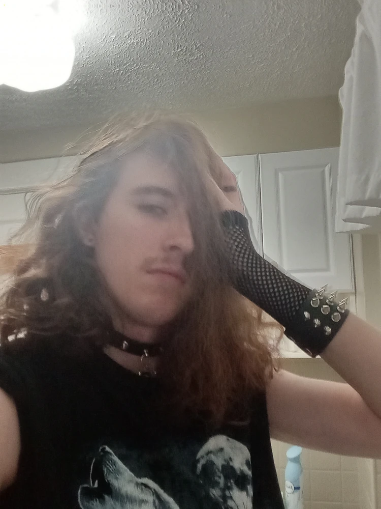 Alt dude trying to find other alt to date.