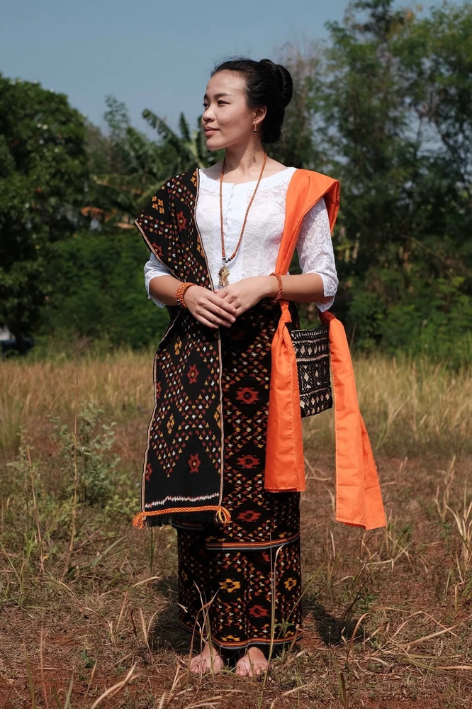 A perfect acculturation for a mixed-blooded woman in Southwest of Sumbanese’s (KODI) Traditional Hand-Woven Cloth. Inya Mindaha ✨