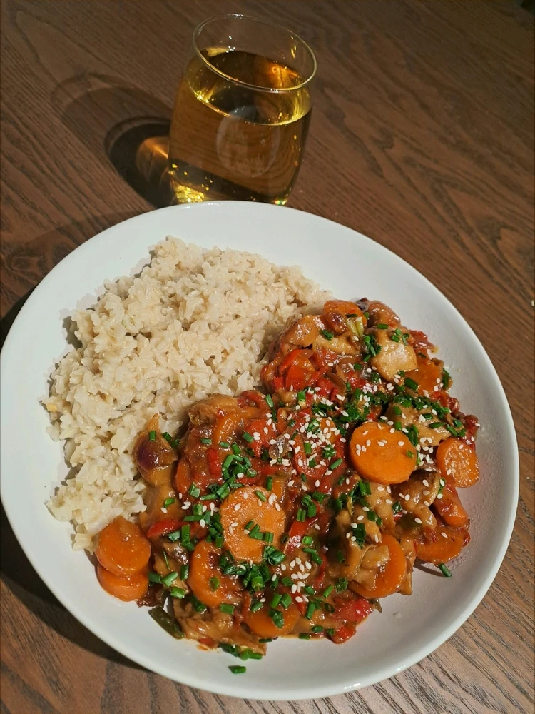 Reis mit Gemüse und teriyakisoße