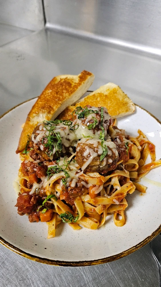 Bolognese with meatballs and garlic bread
