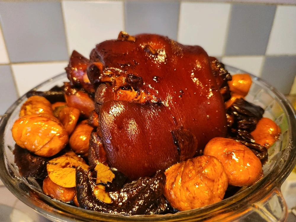 Another day of craving
satisfaction... 🤭😆🤤😋
Stewed Pork Knuckle with
Chestnut, Mushrooms, Garlic and
Some Herbs... 🍄🟫🧄🌰🍖
Sautéed Morning Glory w/
Fermented Beancurd...🧄🥬🫛