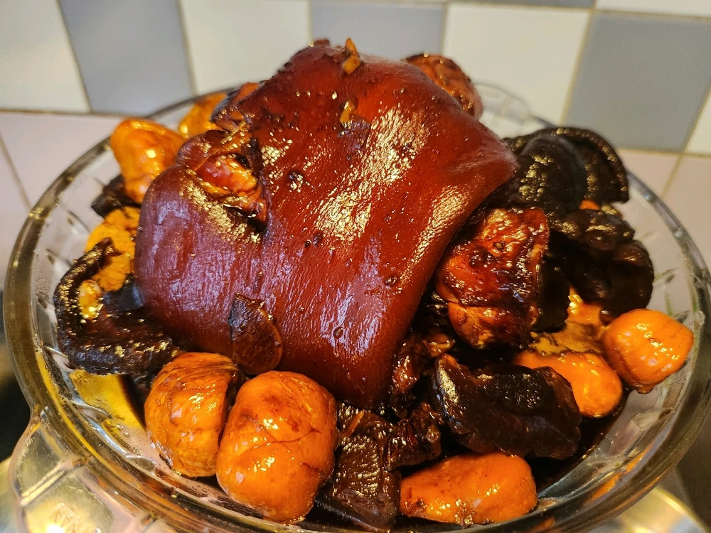 Another day of craving
satisfaction... 🤭😆🤤😋
Stewed Pork Knuckle with
Chestnut, Mushrooms, Garlic and
Some Herbs... 🍄🟫🧄🌰🍖
Sautéed Morning Glory w/
Fermented Beancurd...🧄🥬🫛