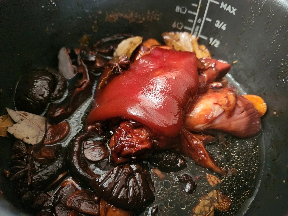 Another day of craving
satisfaction... 🤭😆🤤😋
Stewed Pork Knuckle with
Chestnut, Mushrooms, Garlic and
Some Herbs... 🍄🟫🧄🌰🍖
Sautéed Morning Glory w/
Fermented Beancurd...🧄🥬🫛