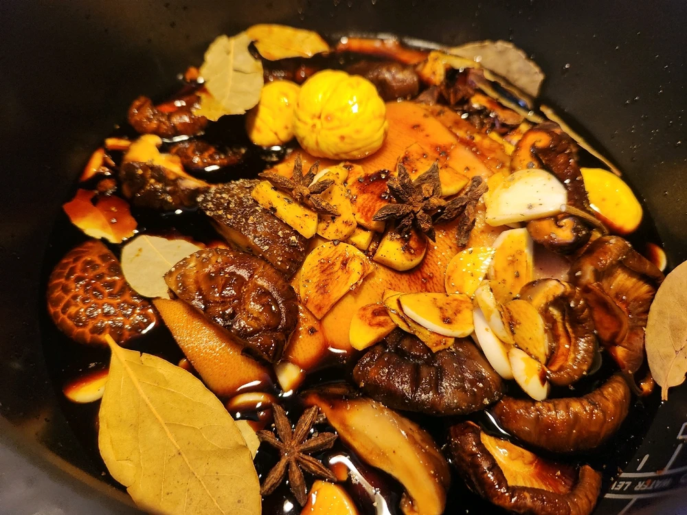 Another day of craving
satisfaction... 🤭😆🤤😋
Stewed Pork Knuckle with
Chestnut, Mushrooms, Garlic and
Some Herbs... 🍄🟫🧄🌰🍖
Sautéed Morning Glory w/
Fermented Beancurd...🧄🥬🫛