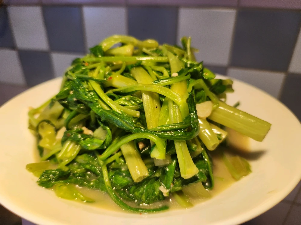 Another day of craving
satisfaction... 🤭😆🤤😋
Stewed Pork Knuckle with
Chestnut, Mushrooms, Garlic and
Some Herbs... 🍄🟫🧄🌰🍖
Sautéed Morning Glory w/
Fermented Beancurd...🧄🥬🫛