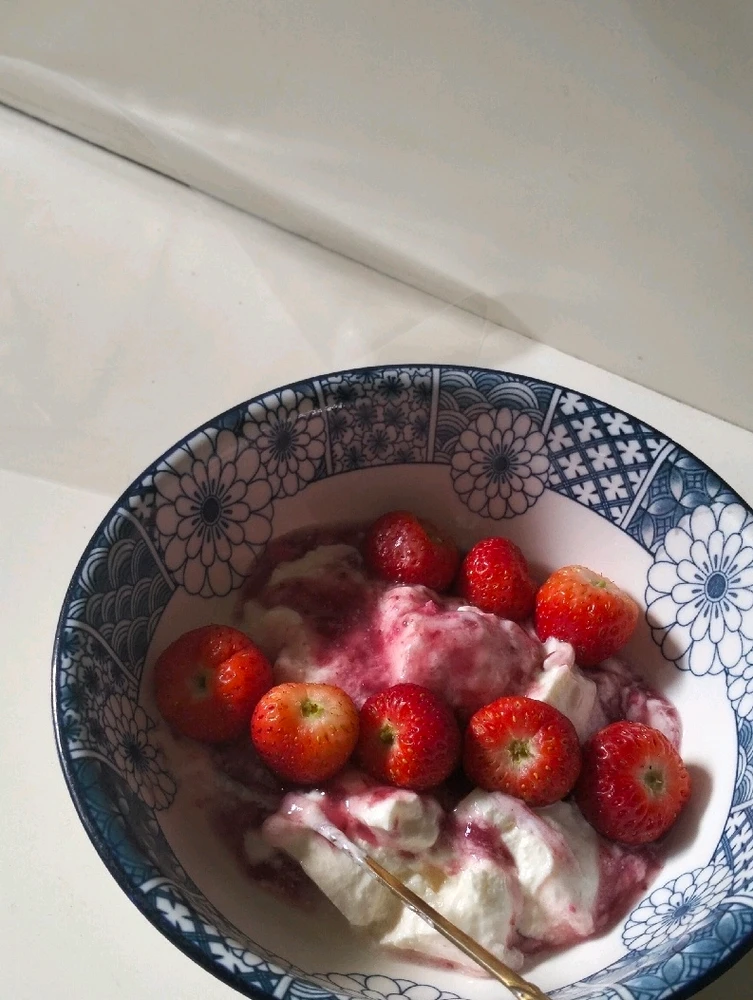 Smooth Greek yogurt with strawberry