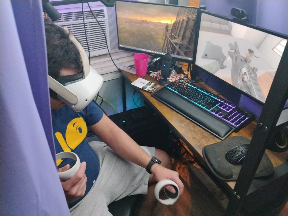 Letting my friend try my vr