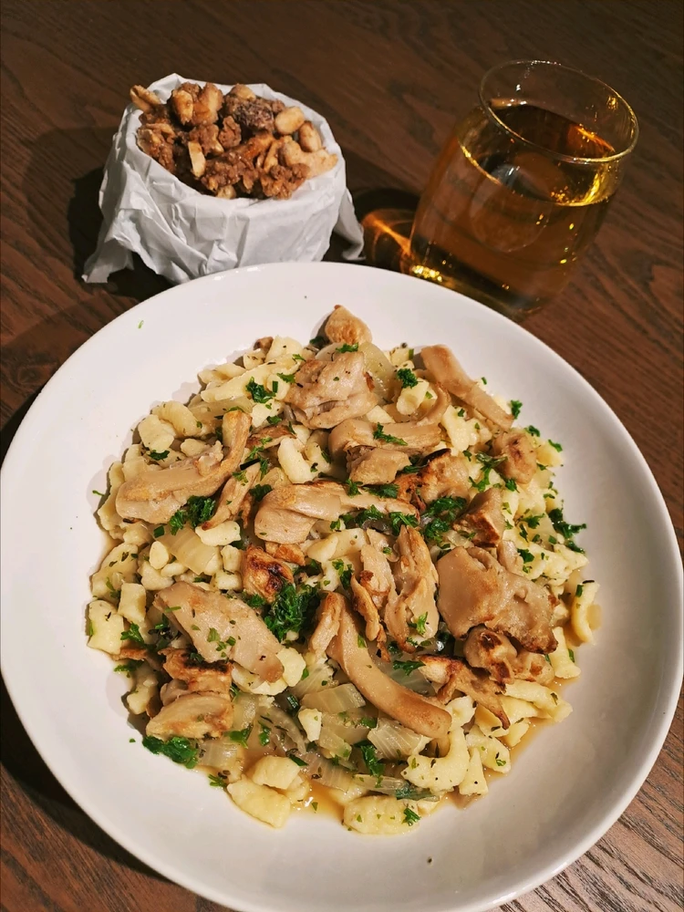 Zwiebelsuppe mit Spätzle und Hähnchenalternative sowie gebrannte Nüsse und Apfelschorle