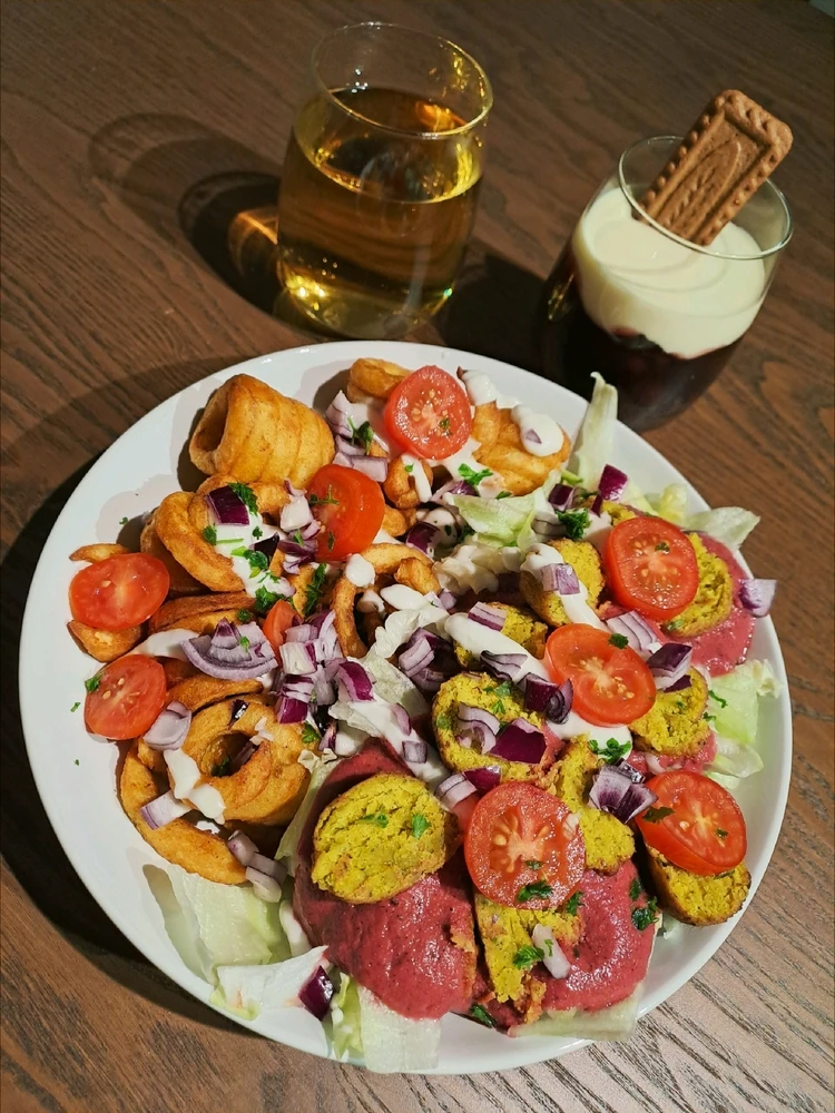 Pommes mit Falafel und pinken Hummus