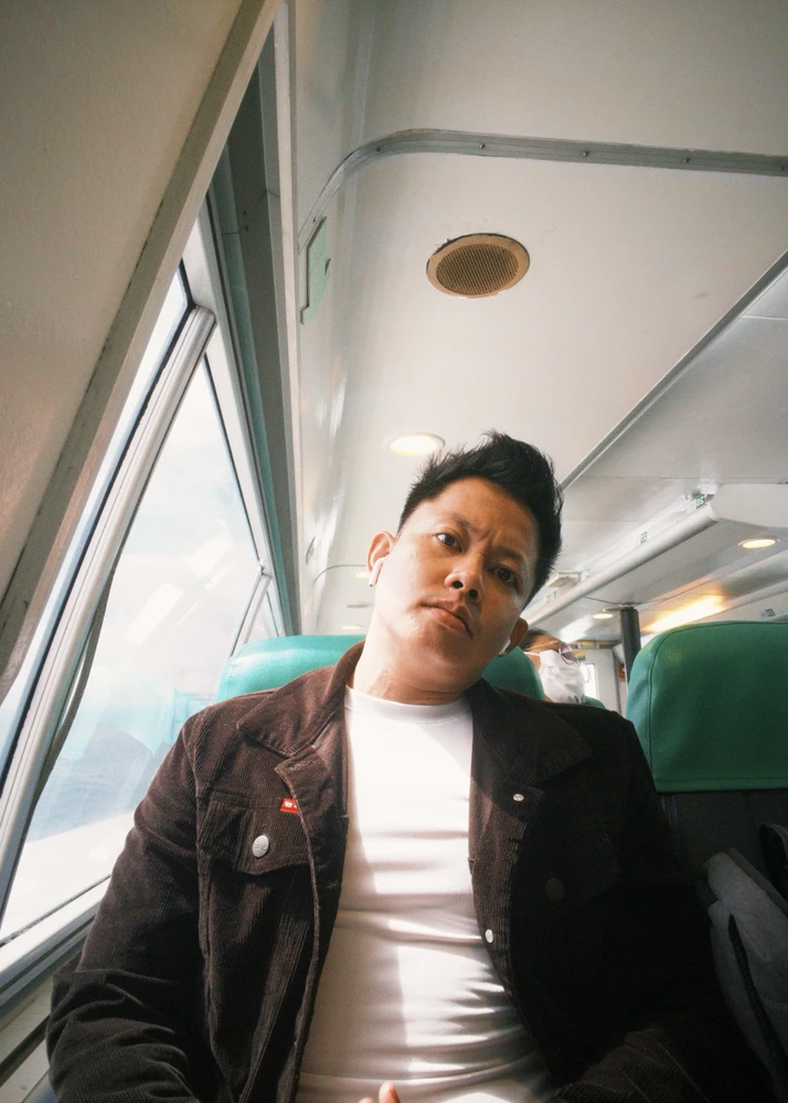 I-upload ni Aaron ang larawan