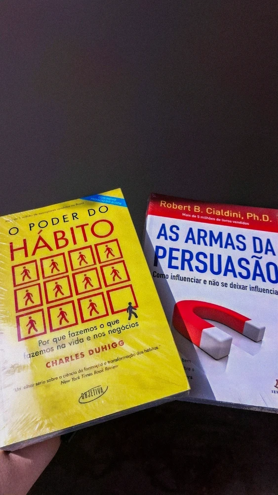 Comprei estes dois livros recentemente na 71ª Feira do Livro de Porto Alegre e quero saber a tua opinião sincera: já leu um destes livros? O que acha deles?