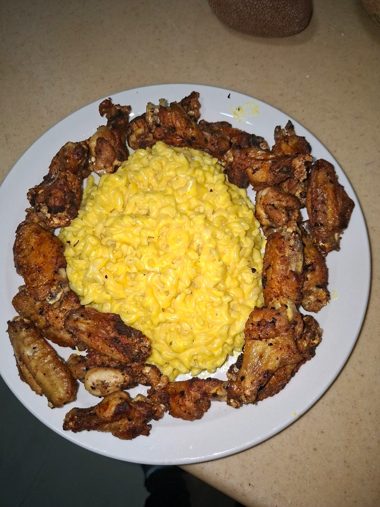Mac n cheese with wings