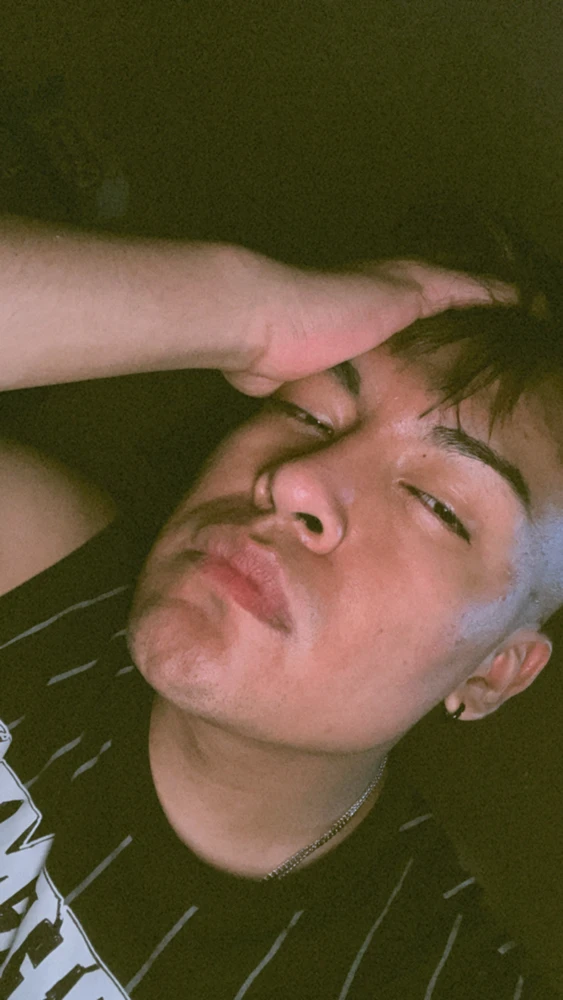 Nada como escuchar tu música favorita por las noches sintiéndote atraído por la misma💗