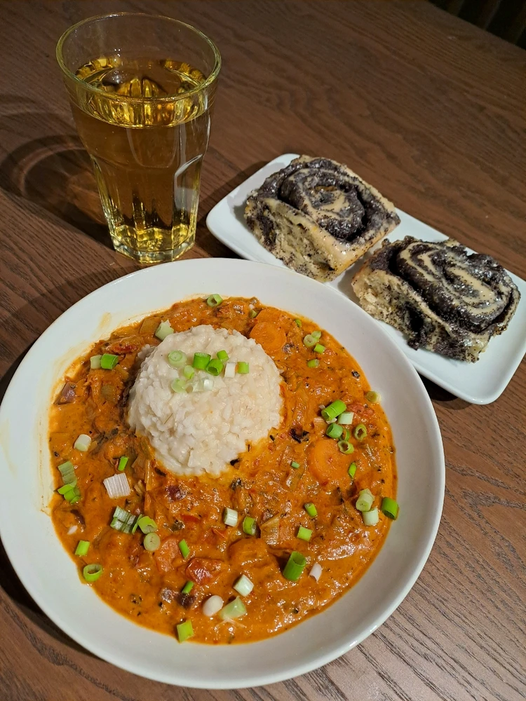 Reis mit Ajvar-Kokusssoße und Mohnschnecken