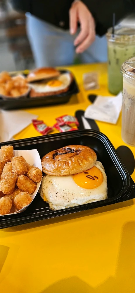 Went to the Gudetama cafe