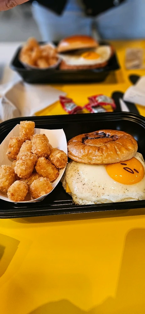 Went to the Gudetama cafe