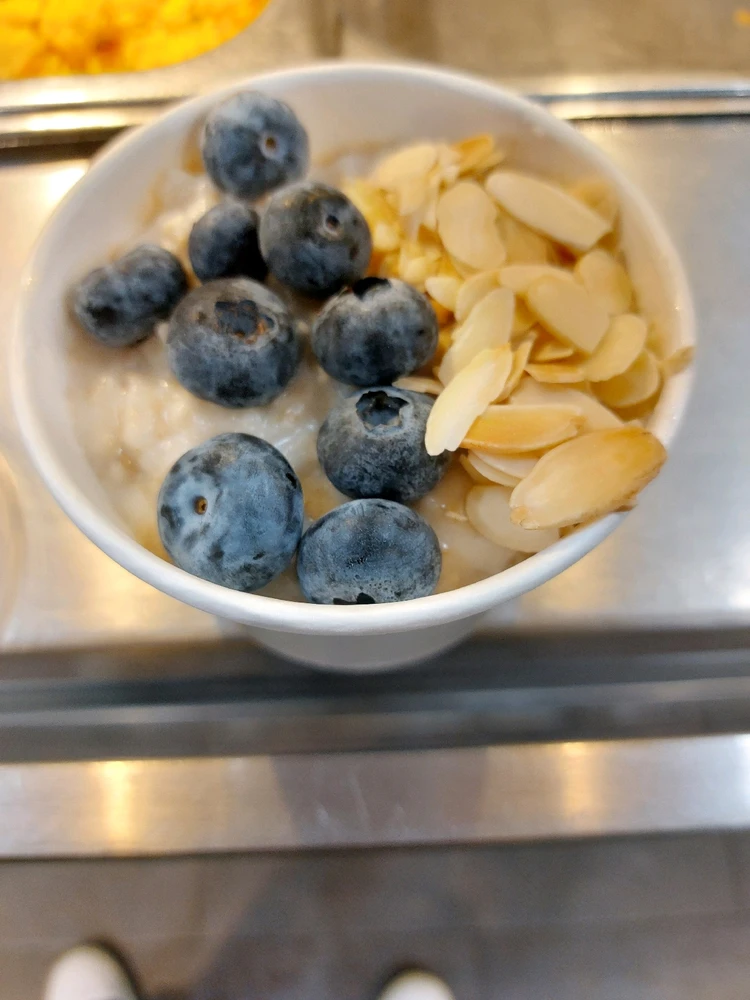 Oatmeal with blueberries & almonds