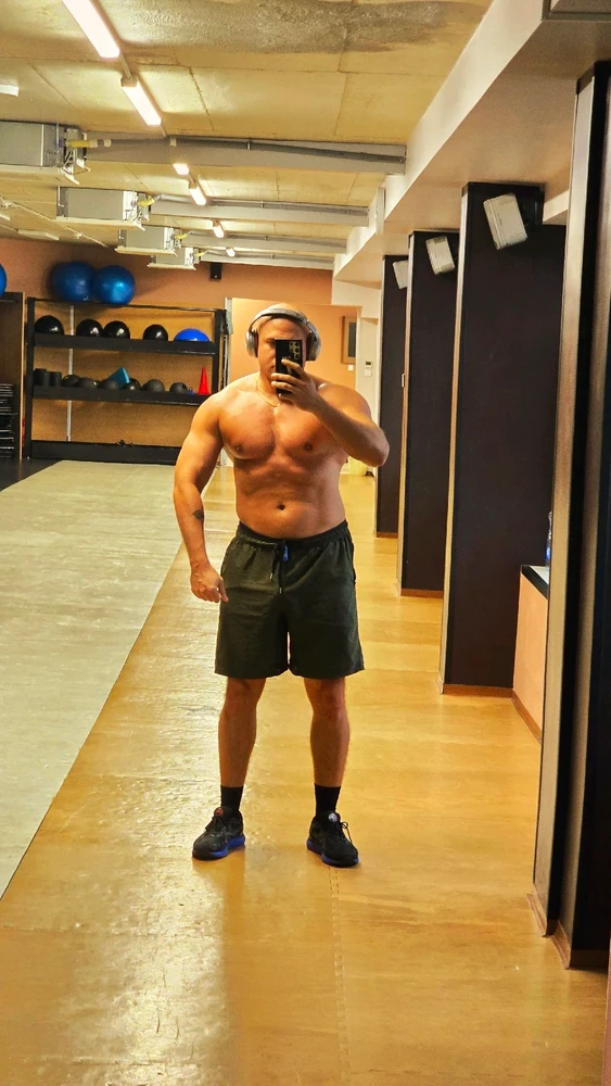 GIF tso los ntawm Nikola