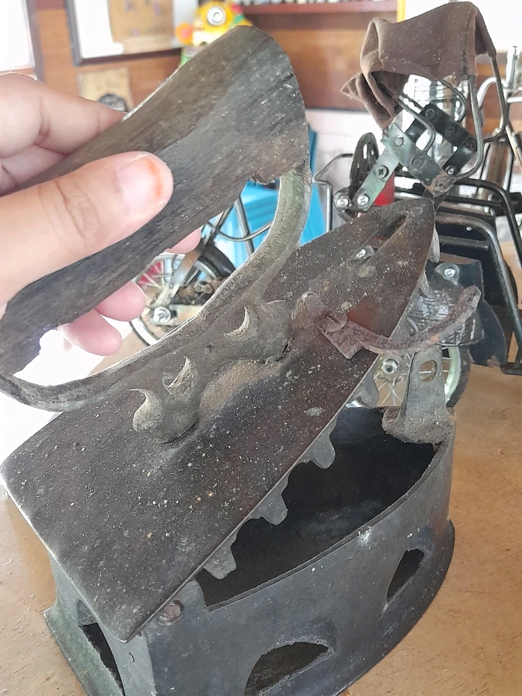 Antique iron which must be filled with hot coal to be used. If your clothes are still wrinkled after using this, it's you 😂