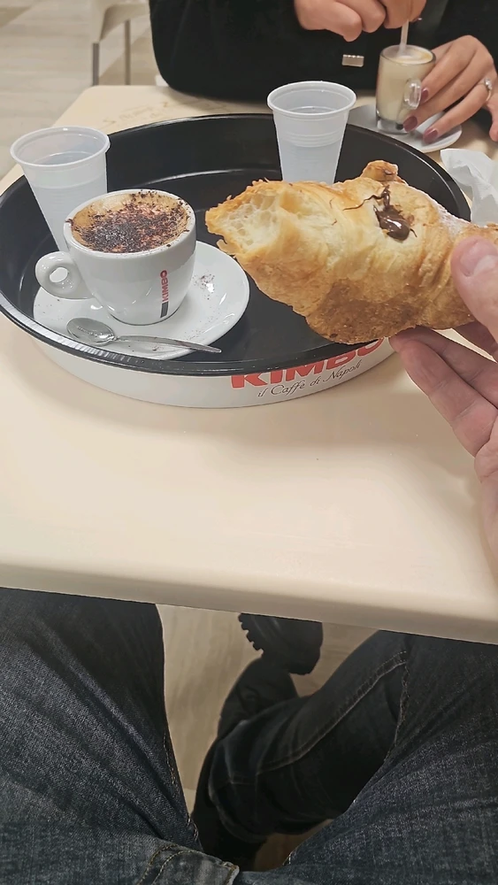 Colazione, il cacao l'hanno lanciato con la pala 🤣