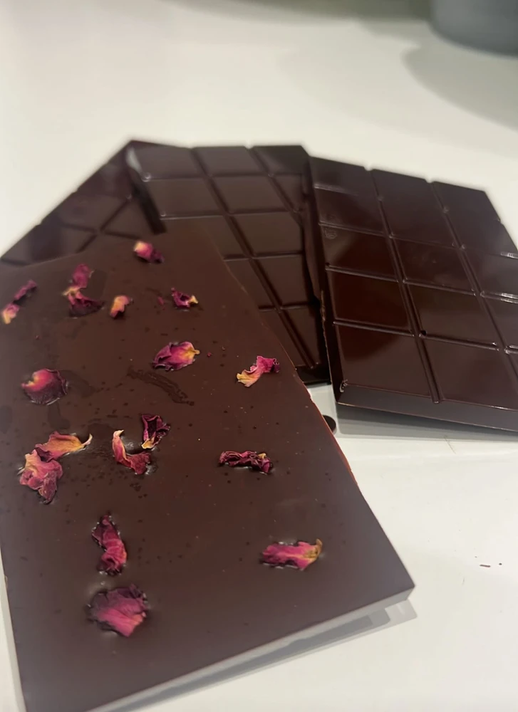 SOME HOMEMADE ORGANIC ROSE PETAL CHOCOLATE FROM
TODAY. 86% CACAO CONTENT😉