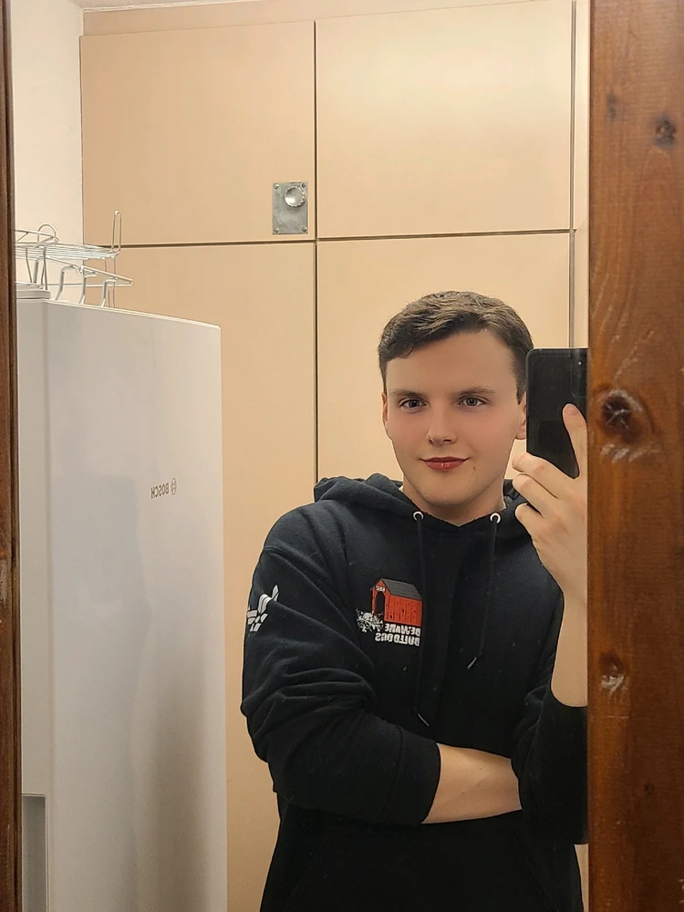 Immaġni mtellgħa minn Andrew