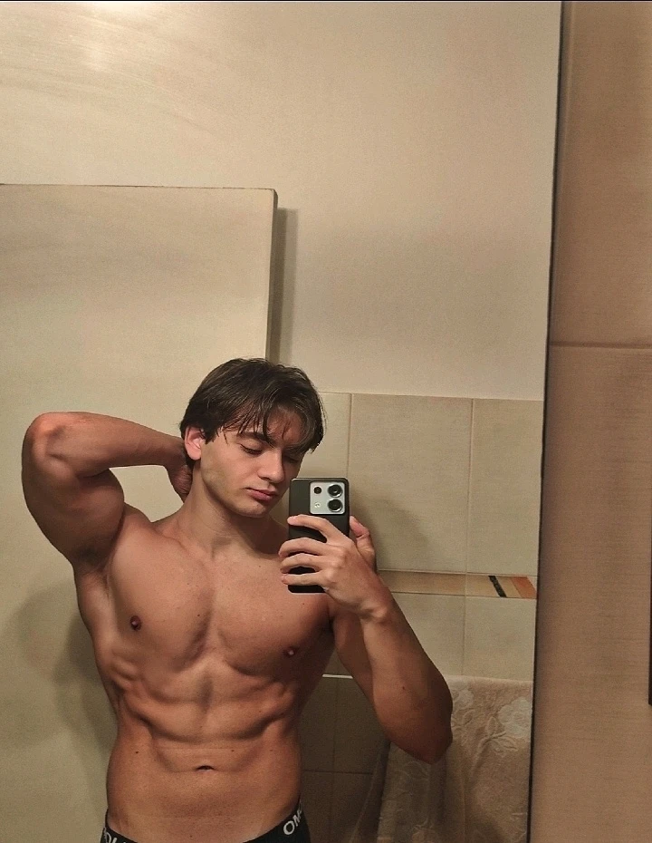 GIF diunggah oleh emanuele