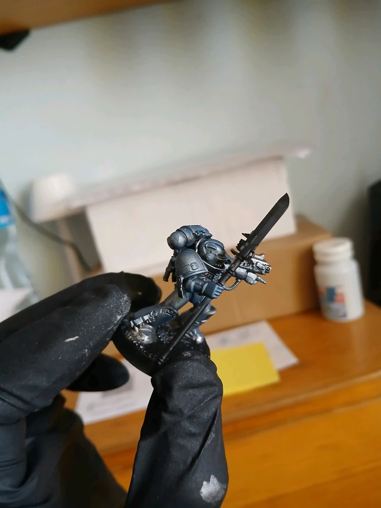 Aquí se nota mejor el "aura" del azul fluorescente, sabía cómo sería el resultado pero no que el que tengo fuera tan oscuro