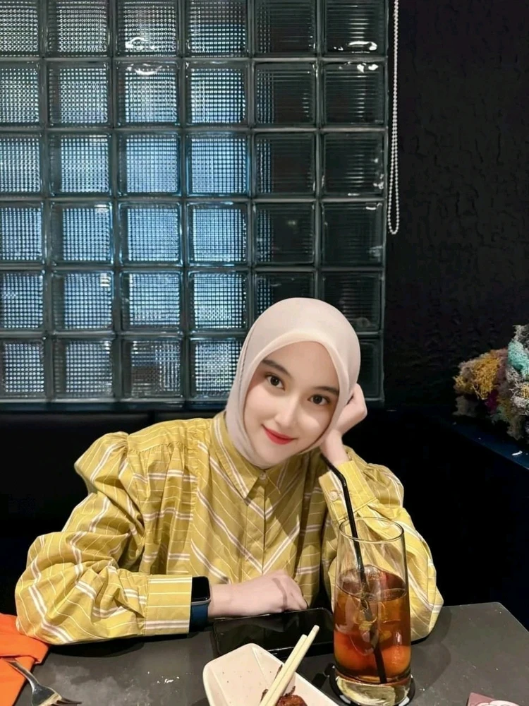 GIF diunggah oleh April