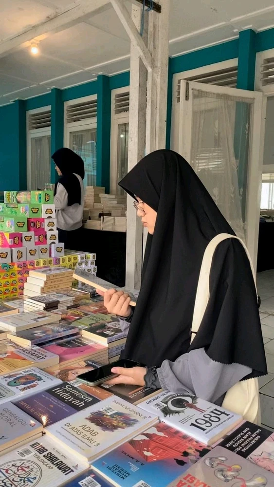 GIF diunggah oleh Hazyel