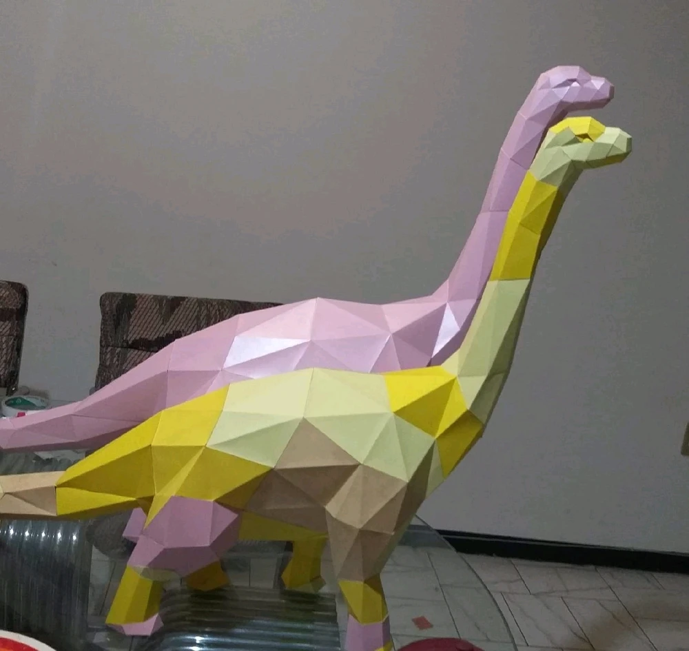 Pareja de dinosaurios afinando colores