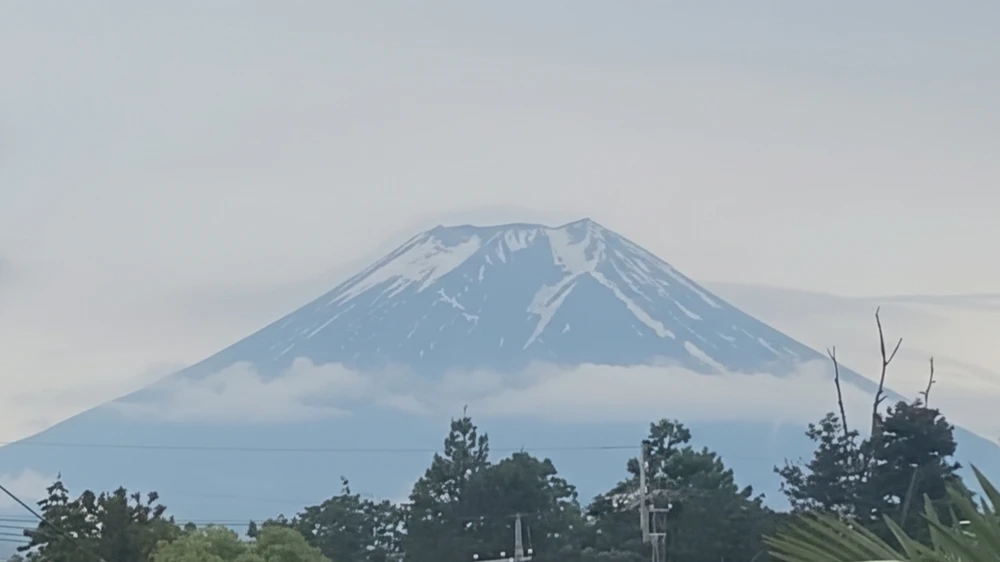 A zoomed in picture of Mt Fuji before summer